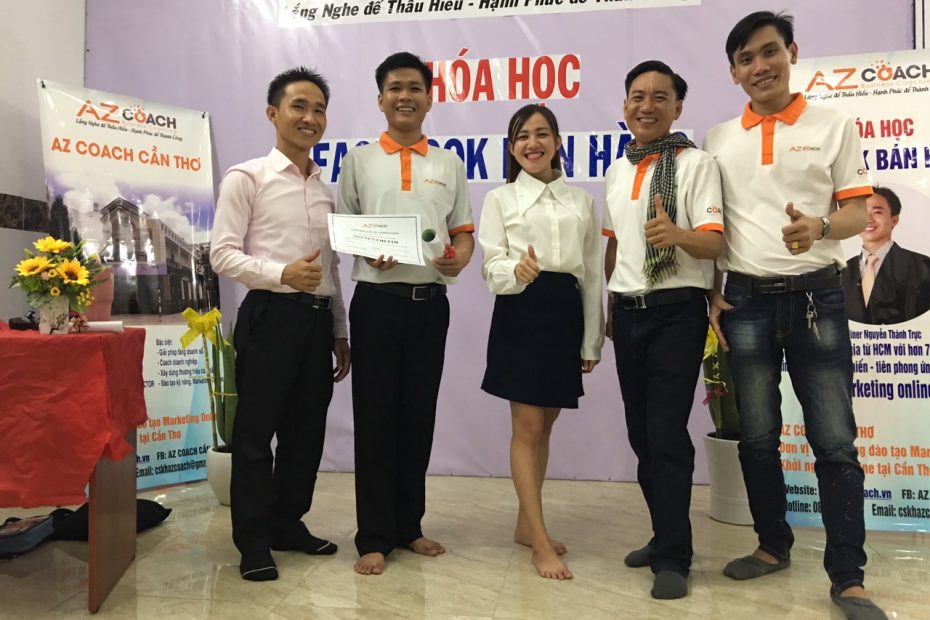 trao giấy chứng nhận cho chuyên gia Nguyễn Chí Tâm